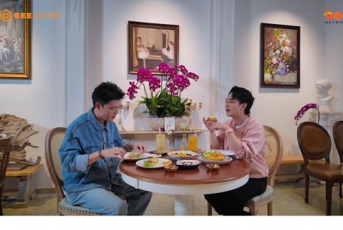 [Clip]Tuấn Kiệt và Bi Max mê mẩn không gian nghệ thuật và món ngon tại “Quán ăn hạnh phúc