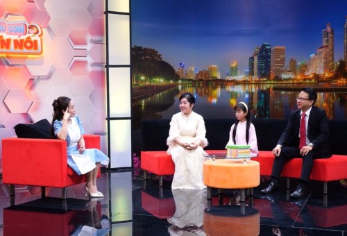 [Clip]Bé gái 9 tuổi chọn cách im lặng mỗi khi chứng kiến cha mẹ cãi nhau