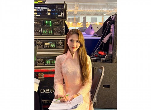 Á HẬU NGỌC HẰNG DIỆN ÁO DÀI HÁT TẠI SỰ KIỆN HỮU NGHỊ VIỆT - LÀO 