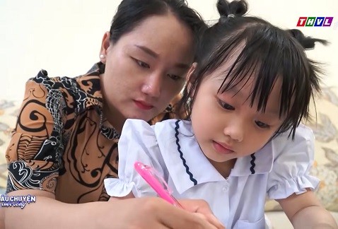 [Clip]Câu Chuyện Cuộc Sống: Cha mẹ cần làm gì khi trẻ so sánh, chê bai người khác? 