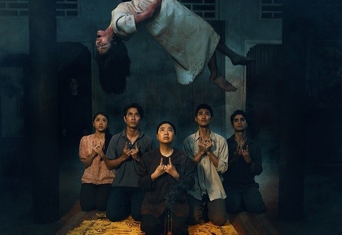 POSTER MA XÓ GÂY CHÚ Ý VỚI DÀN DIỄN VIÊN VÀ NGHI LỄ “LUYỆN” MA LẦN ĐẦU ĐƯỢC TÁI HIỆN