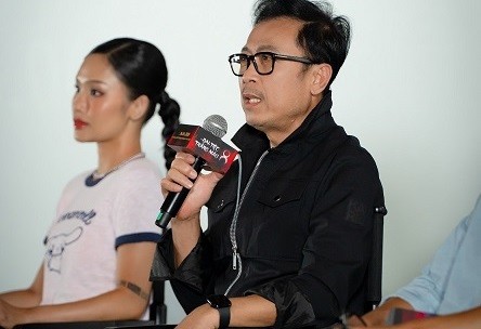 Danh hài Vân Sơn di chuyển gần 40 tiếng về Việt Nam, dự ra mắt ‘Đại tiệc trăng máu 8’