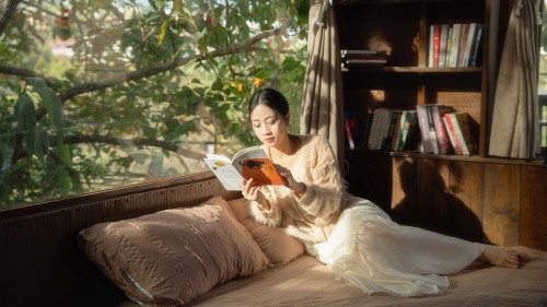 CHỊ À VÀ CÚ RẼ HƯỚNG ĐẦY TÁO BẠO CỦA LIÊU HÀ TRINH: KHI CẢM XÚC ĐƯỢC LẮNG NGHE VÀ THẤU HIỂU BỞI NHỮNG NGƯỜI PHỤ NỮ HIỆN ĐẠI 