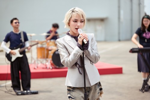 [Clip]Châu Bùi ra mắt theme song “Chạm Sáng”, khép lại hành trình truyền cảm hứng của series“Đụng Độ”