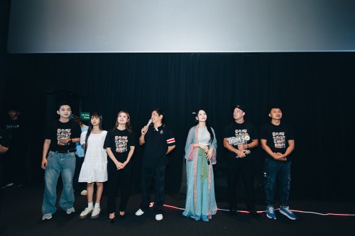 Ngọc Trai và Tam Triều Dâng chiều fan với màn múa Ấn Độ ngay trên sân khấu cinetour Trùm Sò