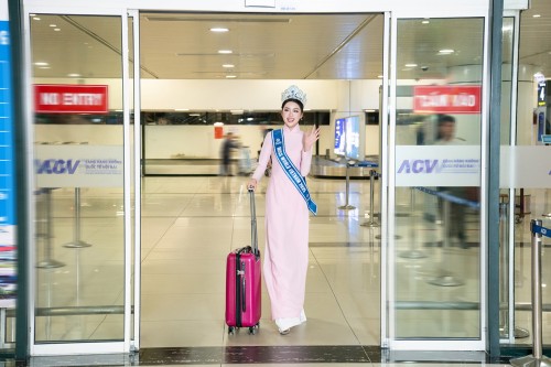 HOA HẬU PHAN PHƯƠNG OANH VỀ NHÀ SAU MỘT THÁNG ĐĂNG QUANG