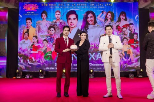 Ngọc Sơn tổ chức sinh nhật cho Phương Thanh ngay trên sân khấu Bắc Ninh