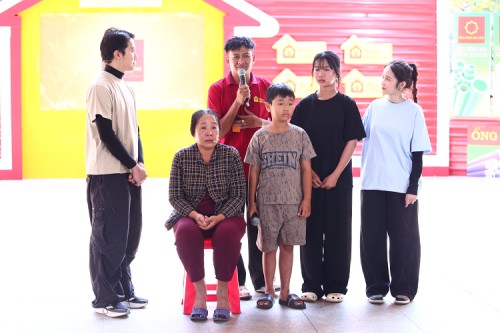 MC Thái Vũ xót xa trước cảnh cô bé tự trách vì không kịp lớn để kiếm tiền chữa bệnh cho mẹ